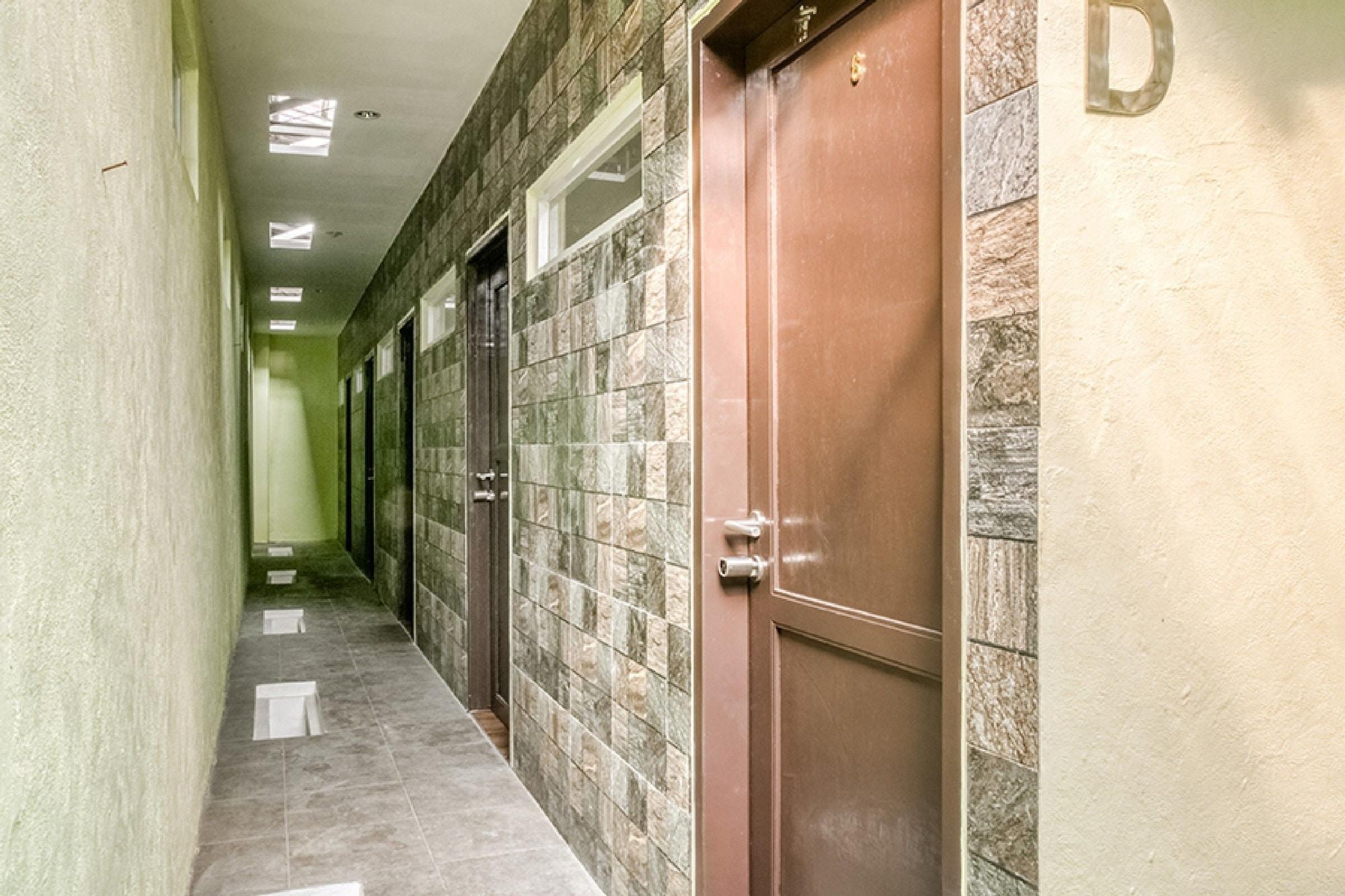 Отель Reddoorz @ Panglima Polim 2 Джакарта Экстерьер фото