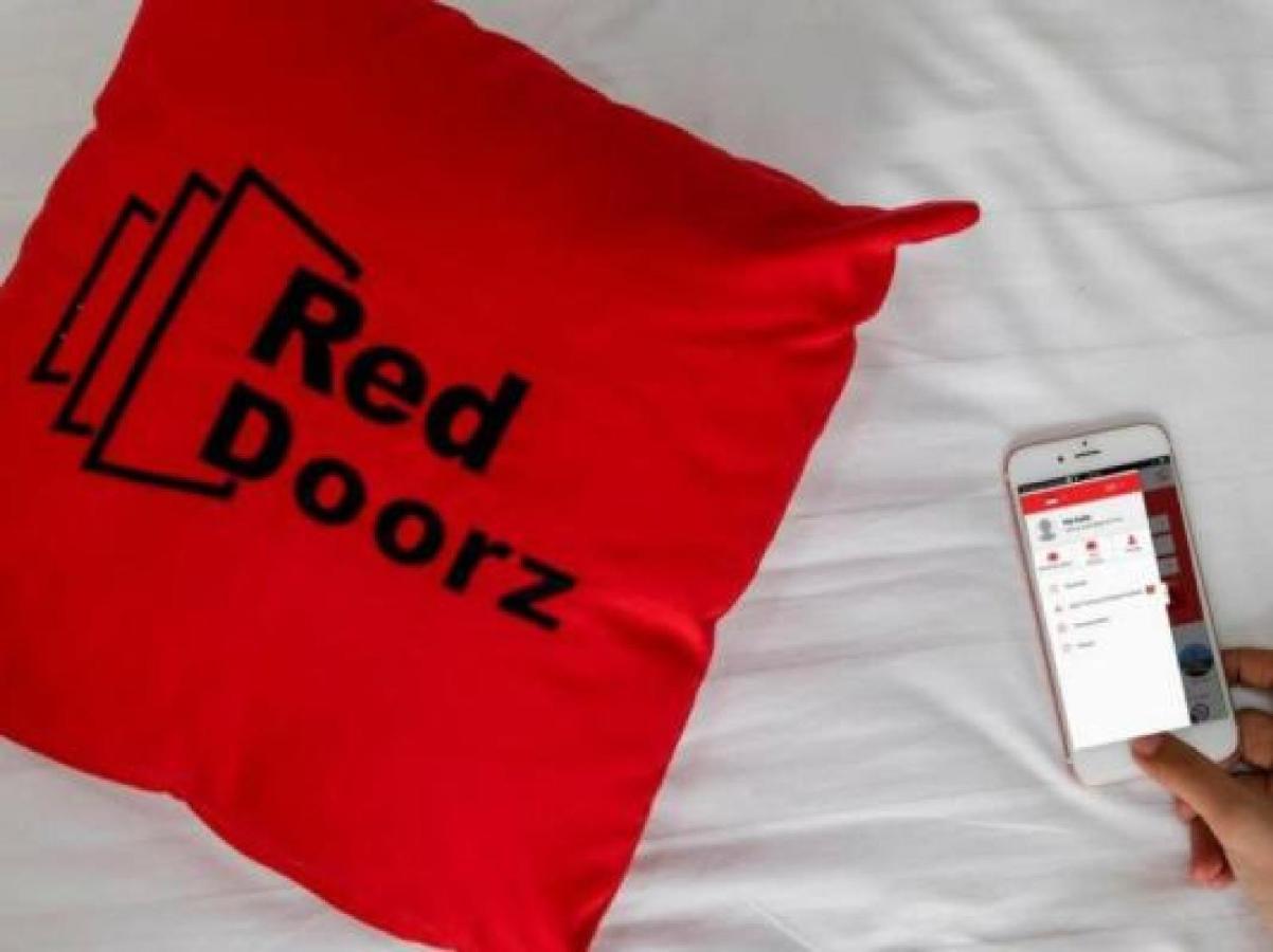 Отель Reddoorz @ Panglima Polim 2 Джакарта Экстерьер фото